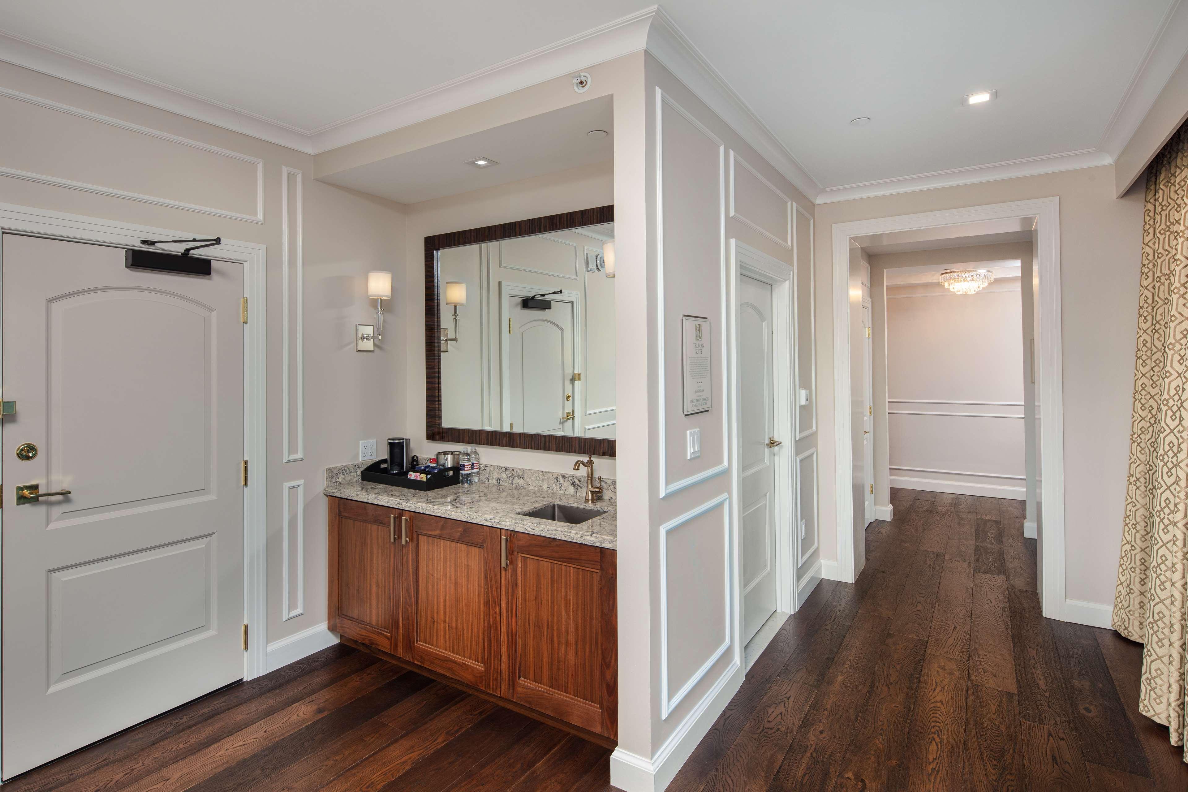 The Higgins Hotel New Orleans, Curio Collection By Hilton מראה חיצוני תמונה